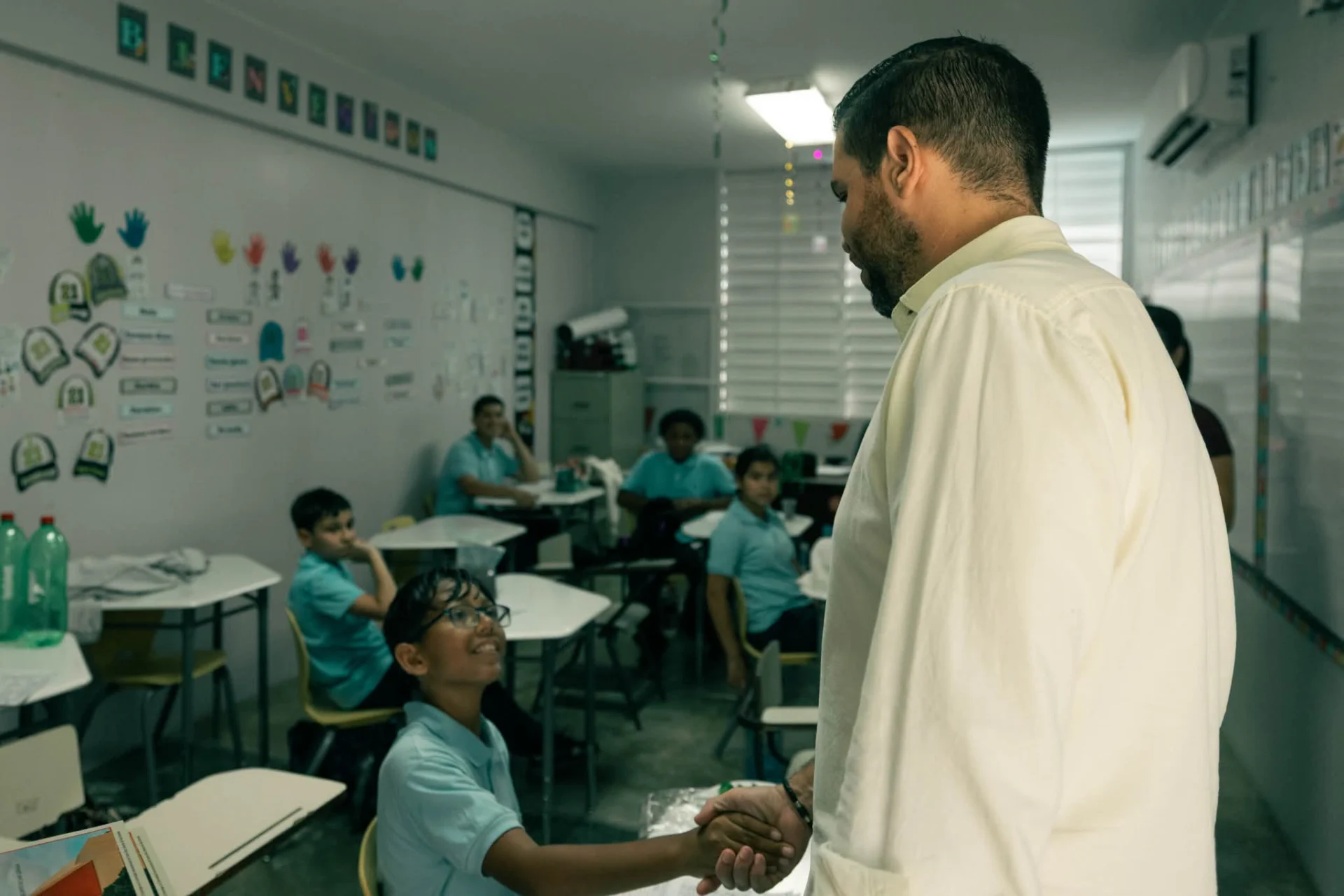 San Germán lleva “Mochilas de Esperanza” a estudiantes de dos escuelas públicas