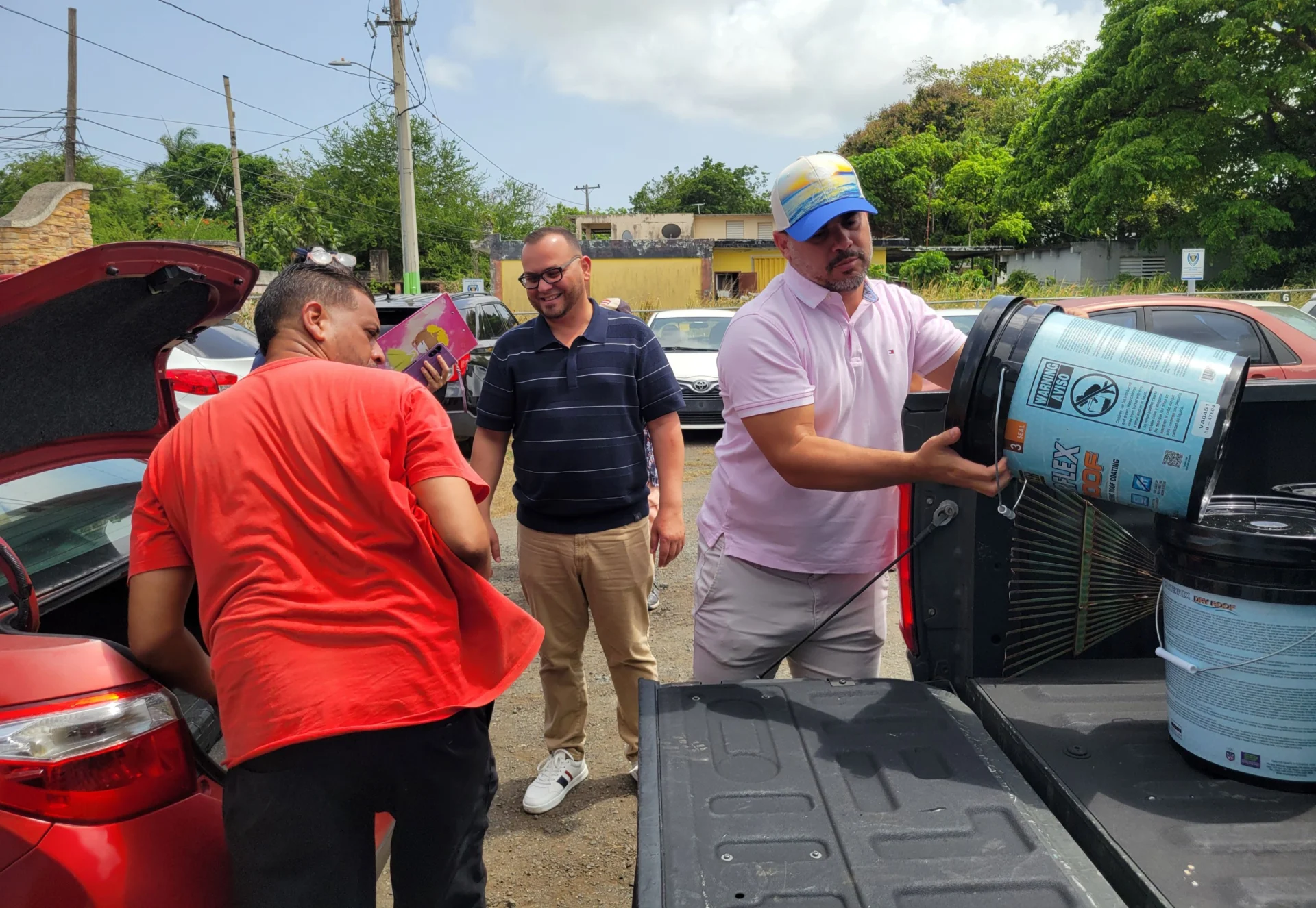 Familias ceibeñas reciben selladores para sus techos