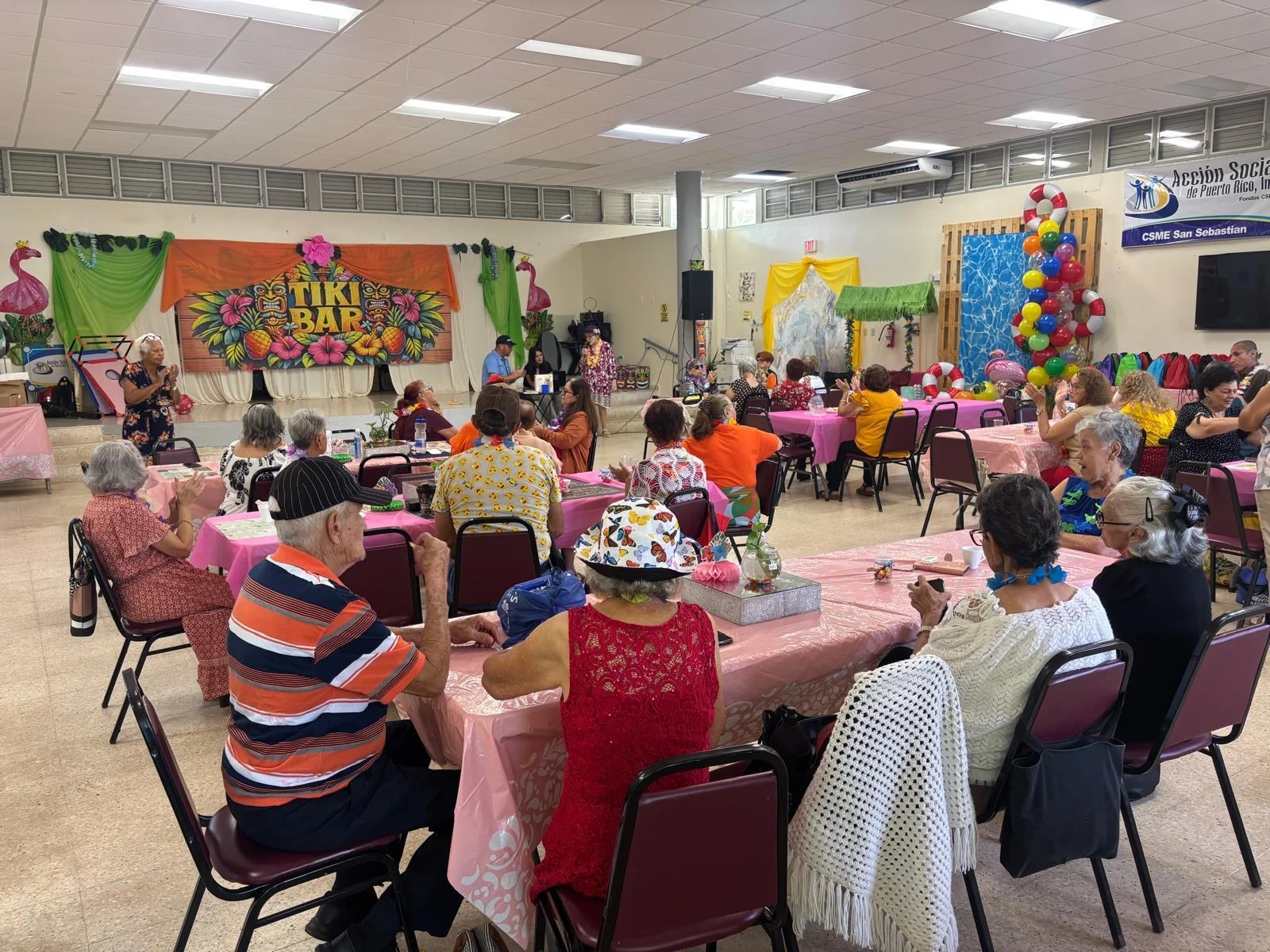 Liga Atlética Policiaca de Aguadilla comparte con adultos mayores durante cierre de verano en San Sebastián