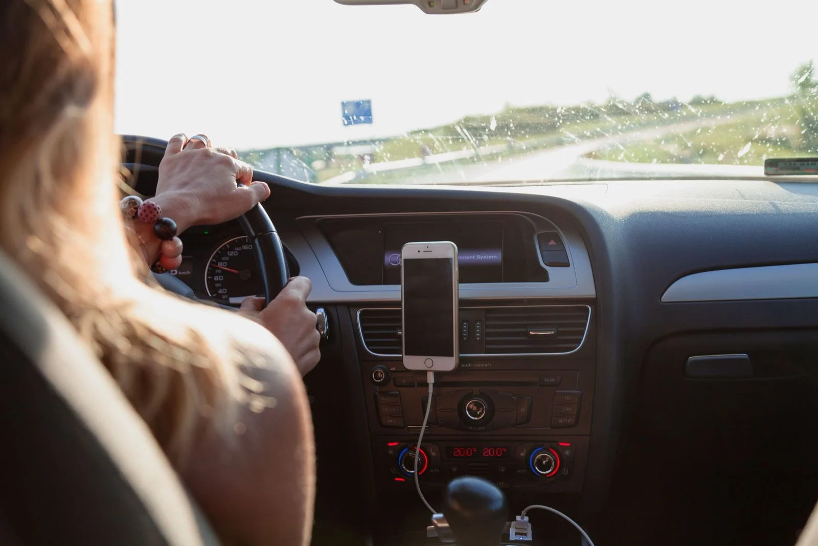 Back to school: Lo que debes saber antes de asegurar el primer auto de un conductor joven