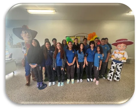 Policía recibe a estudiantes de Guayanilla en su primer día de clases