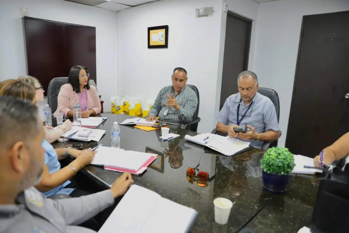 Alcaldesa de Aguas Buenas reúne a directores escolares para atender las necesidades y coordinar trabajos en las escuelas públicas del municipio