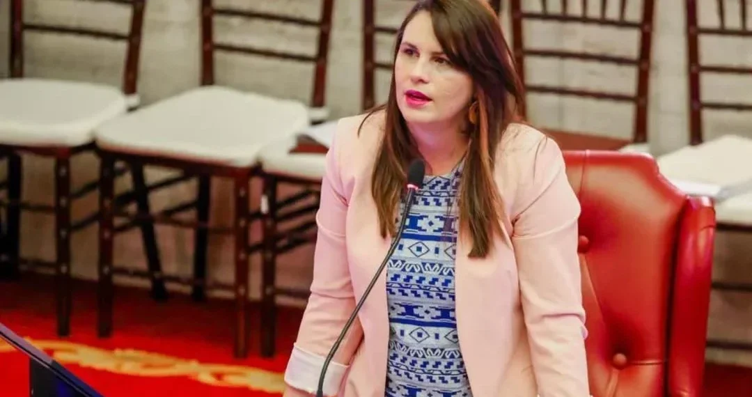 Senadora exige implementar aumentos salariales pendientes para servidores públicos