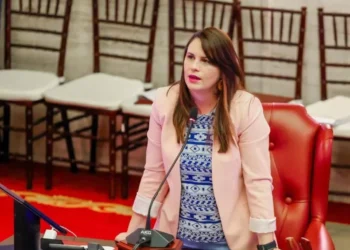 Senadora exige implementar aumentos salariales pendientes para servidores públicos