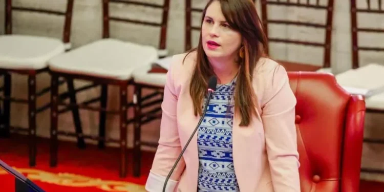 Senadora exige implementar aumentos salariales pendientes para servidores públicos