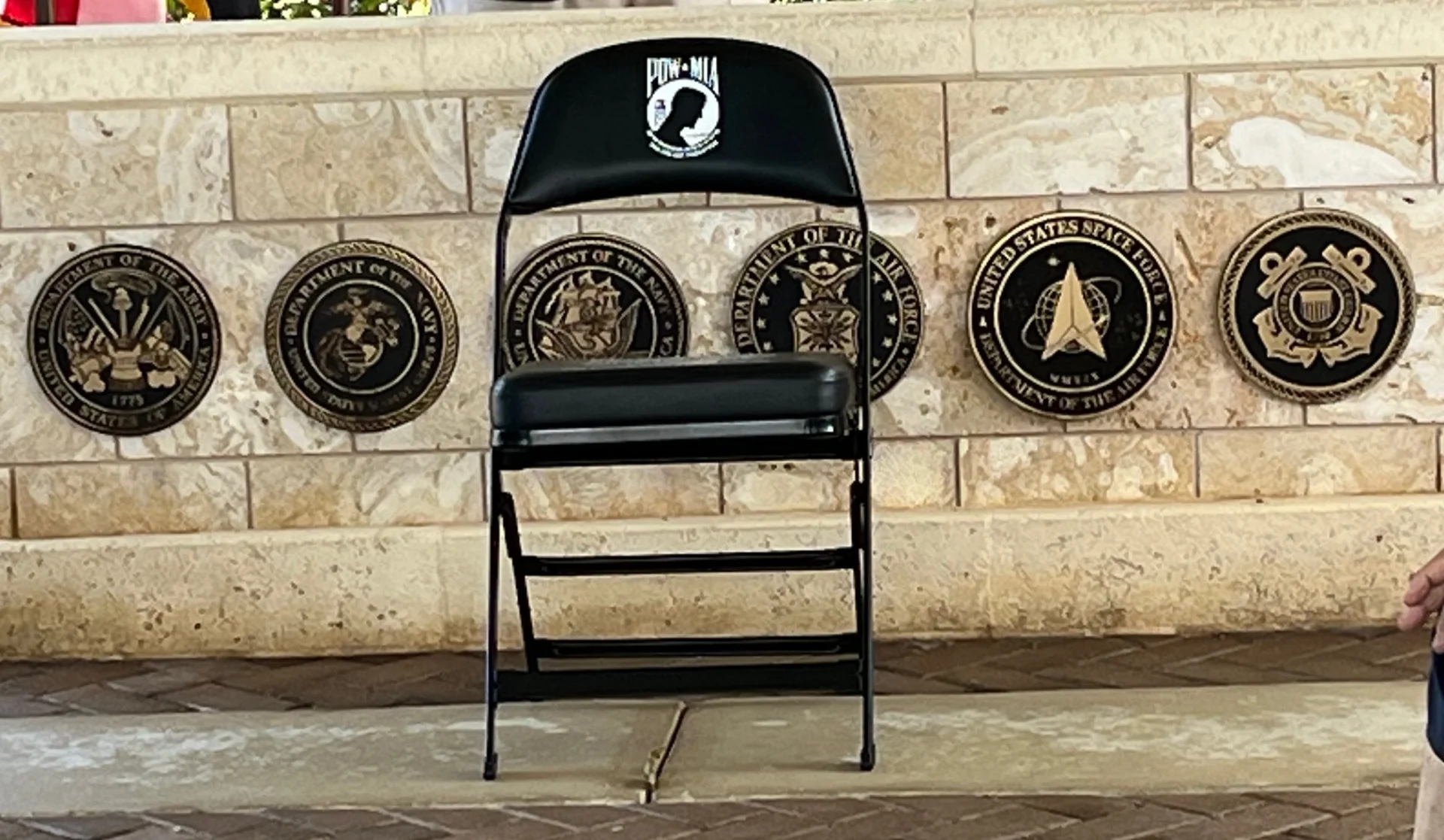 Honran con gratitud y tributo de admiración a los POW-MIA