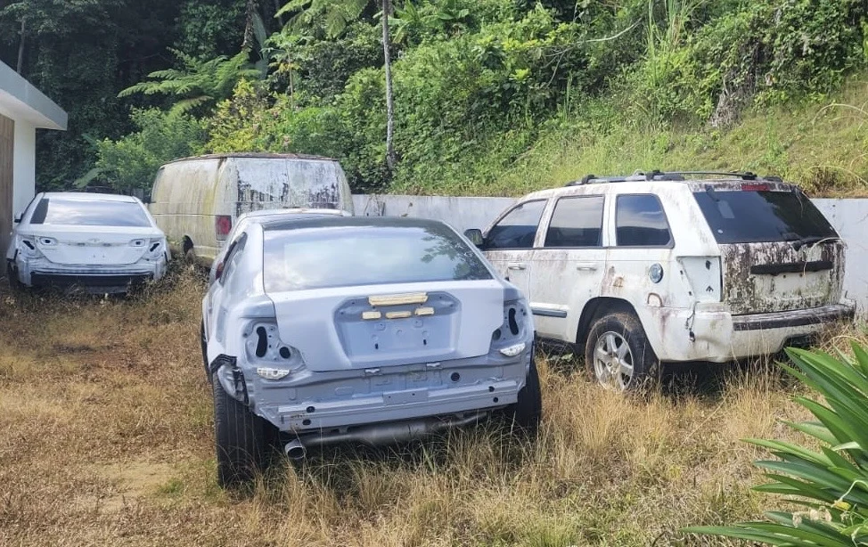 Policía fiscaliza talleres clandestinos y vehículos chatarra en Adjuntas y Utuado