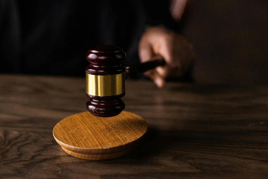 Justicia presenta cargos contra vendedor por apropiarse de más de $100,000 de empresa en Mayagüez