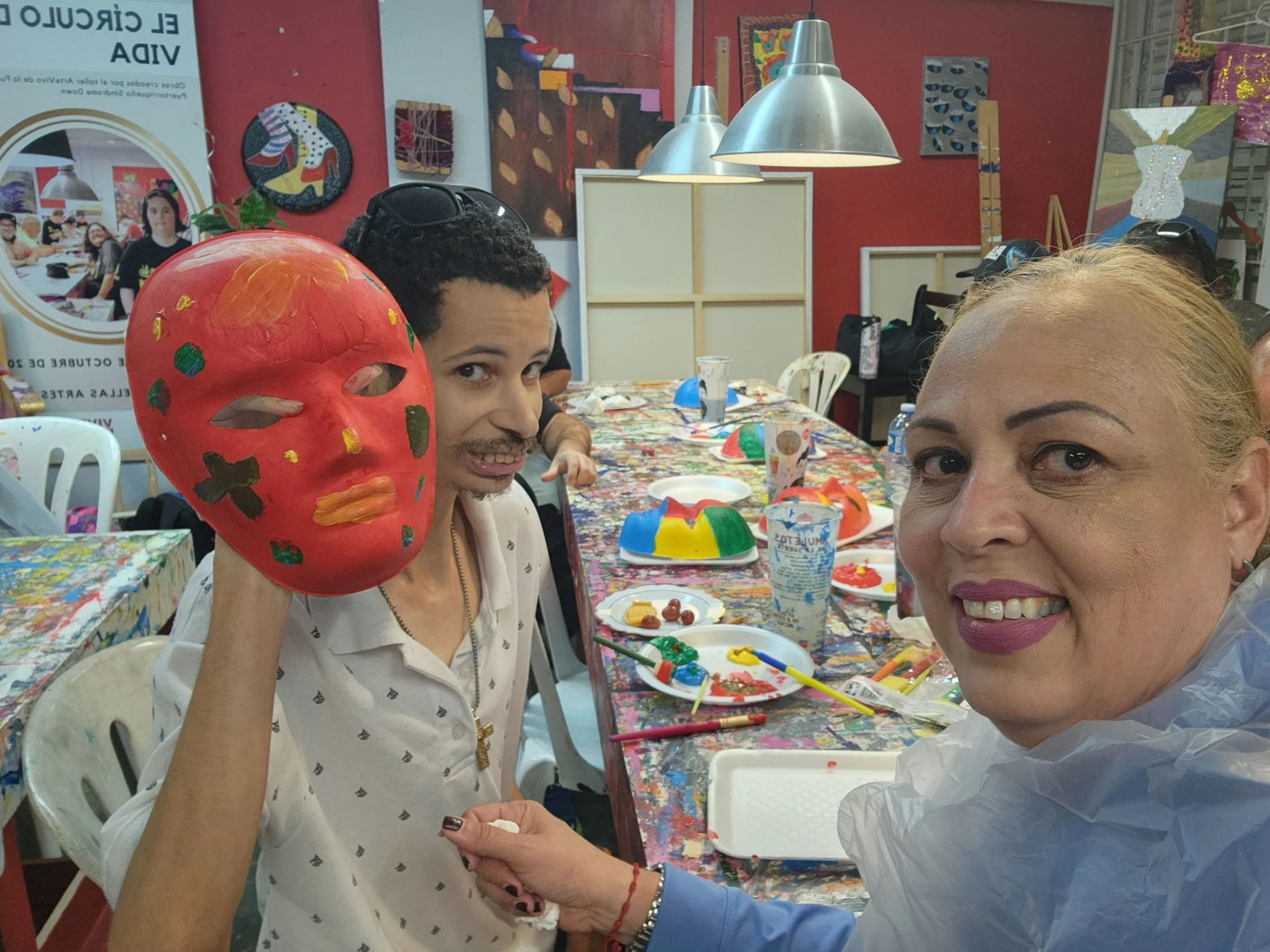 Policía promueve la inclusión de jóvenes con síndrome de Down mediante taller de pintura en San Juan