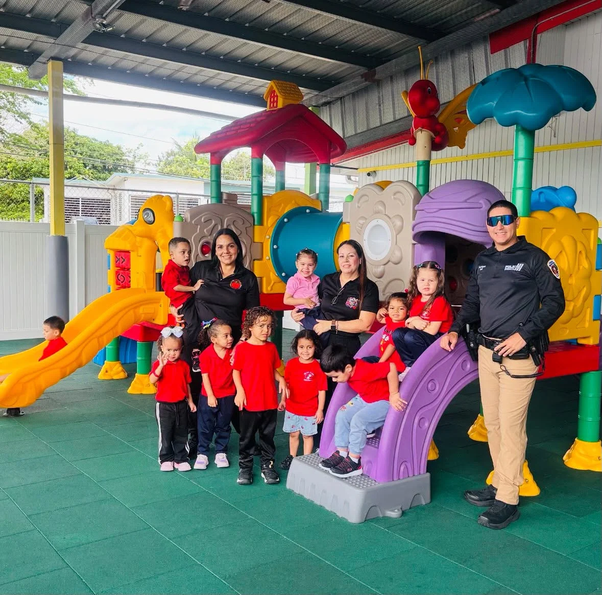 Policía Municipal de Quebradillas orienta a participantes de Head Start