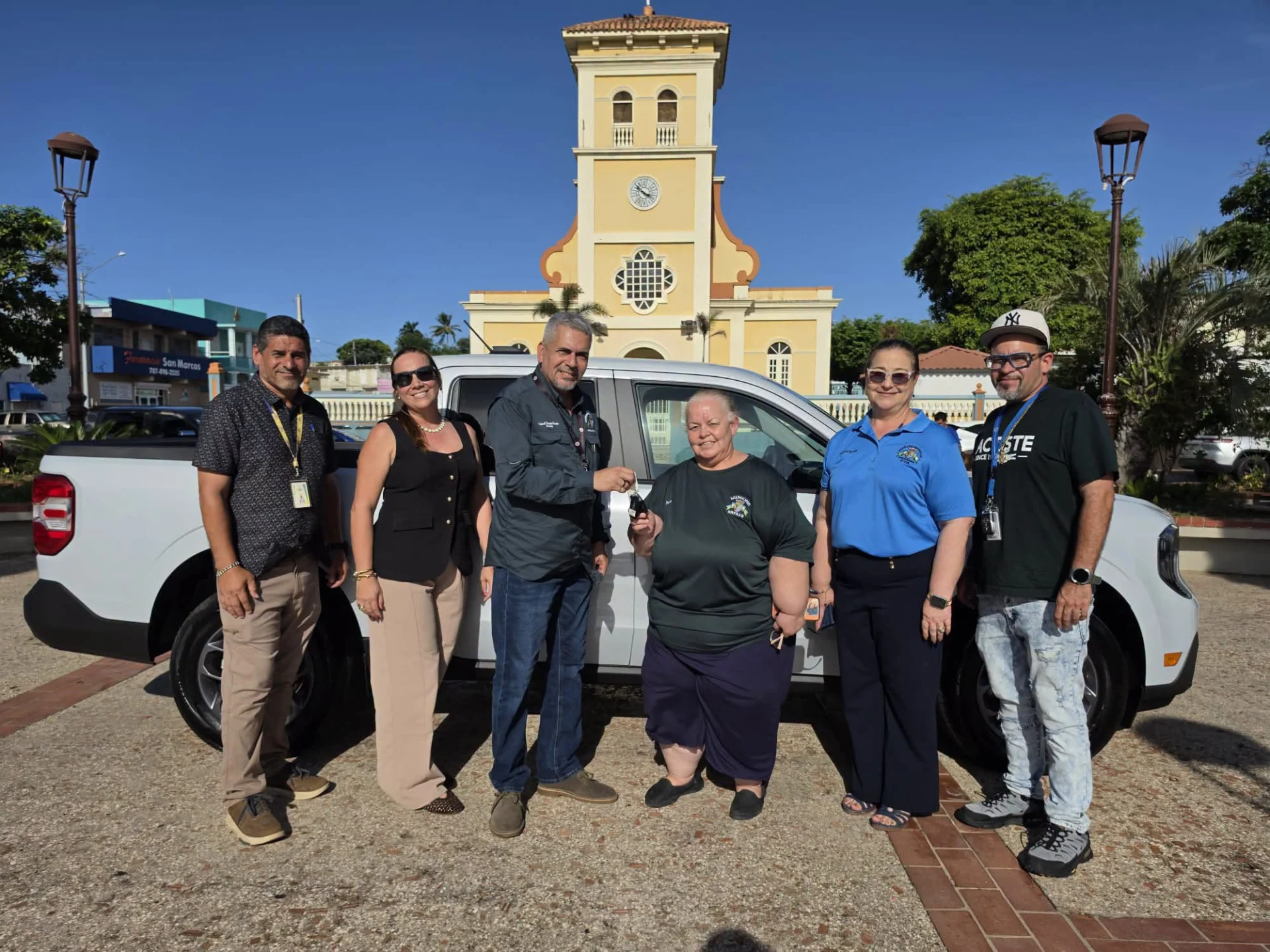 Centro de Envejecientes de Hatillo estrena vehículo oficial