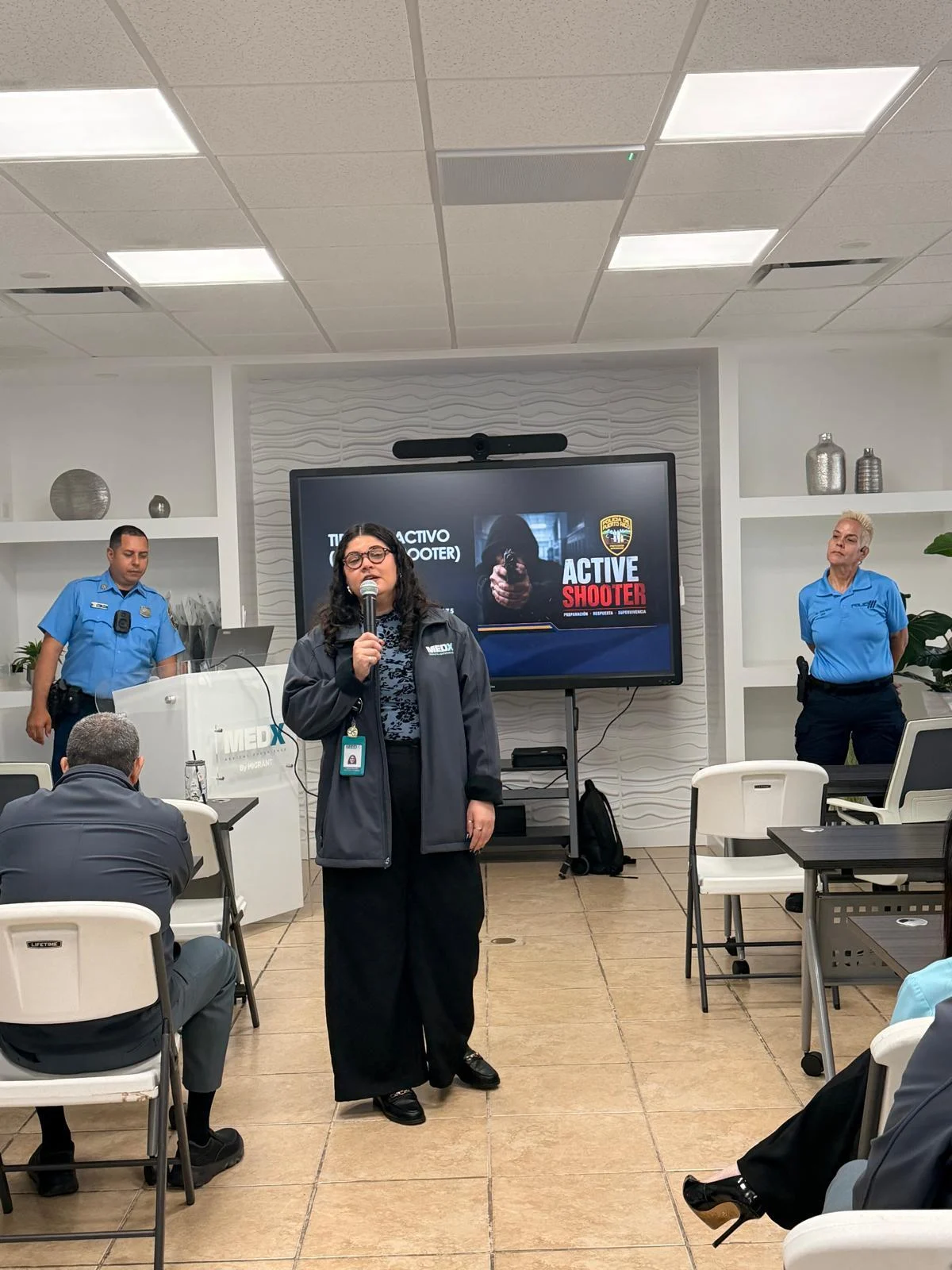 Policía orienta a más de 40 empleados de MEDEX en Mayagüez sobre prevención y respuesta ante tiradores activos