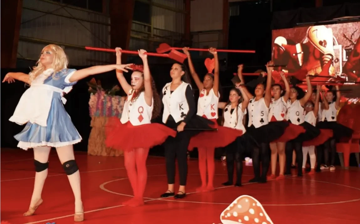 Despliegue escénico en Vega Alta con el musical “Alicia”