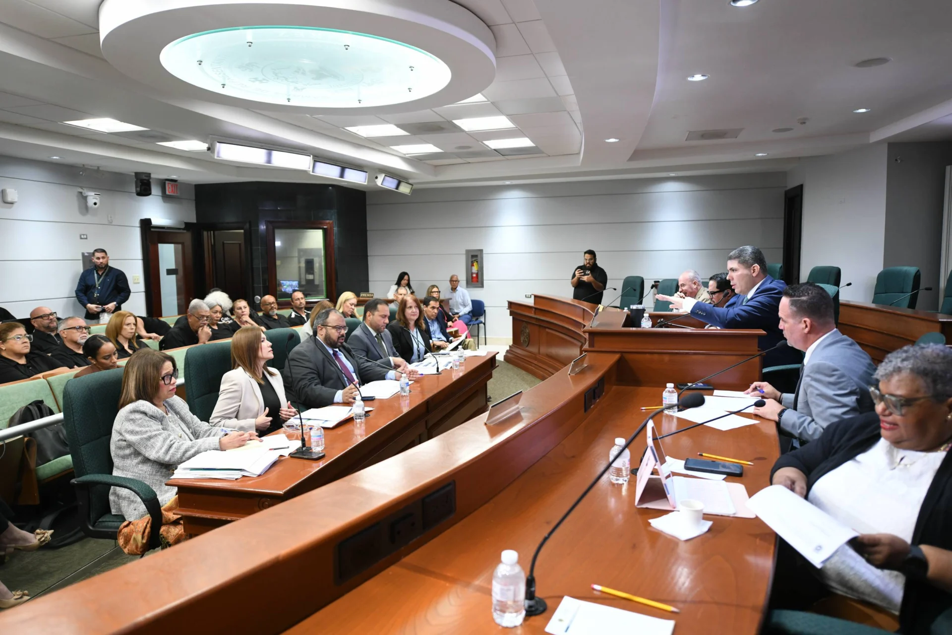 Cámara evalúa estatus del plan de clasificación y retribución en el DE