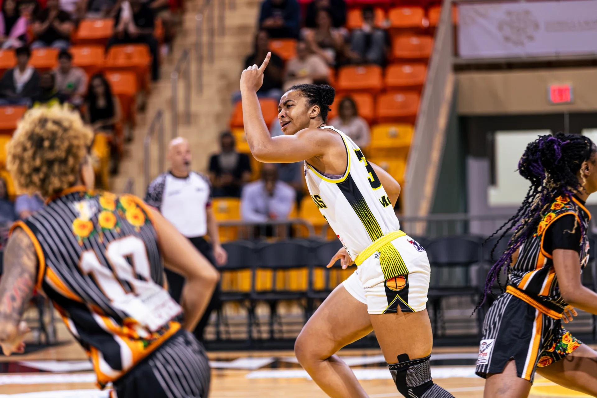 Imani McGee fortalece su candidatura al MVP e impulsa la sexta victoria de las Monarcas