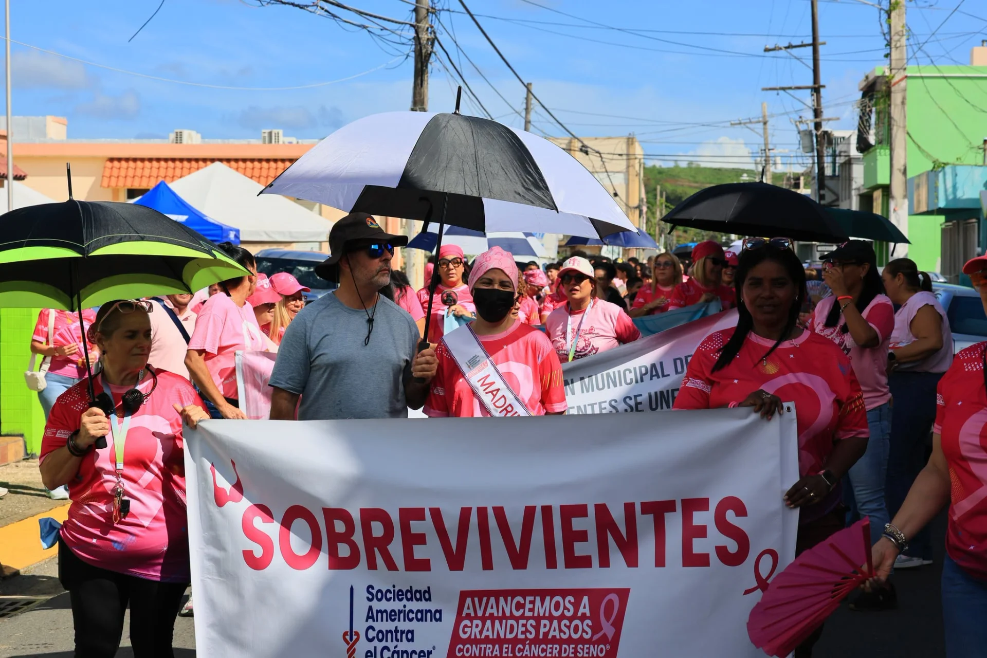 “Por mamá, por abuela, por mi hermana”: Ceiba convierte su marcha  en un homenaje a quienes luchan contra el cáncer