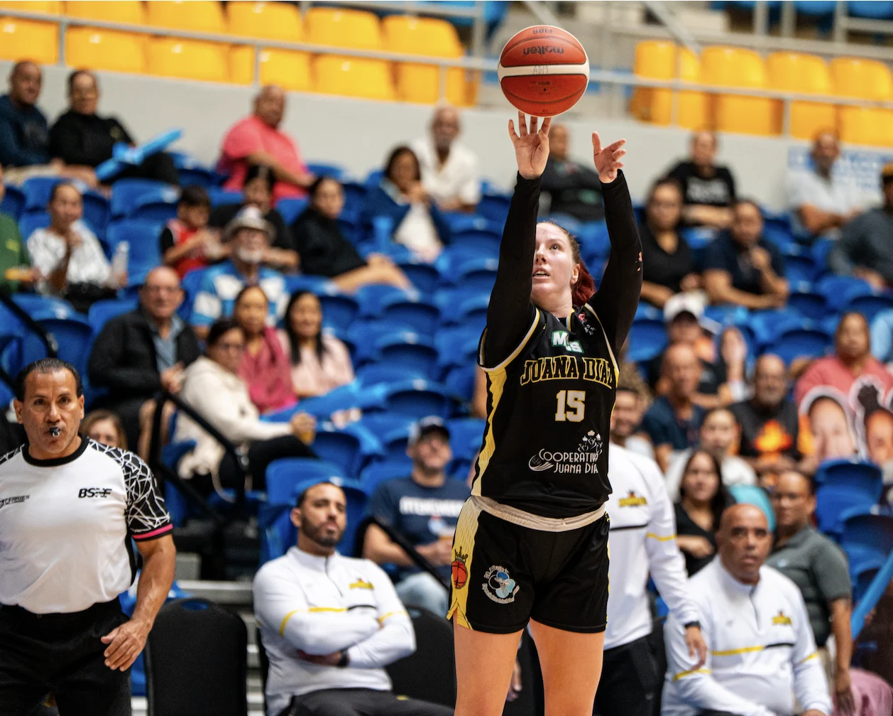 Las Atenienses dominan a las Monarcas