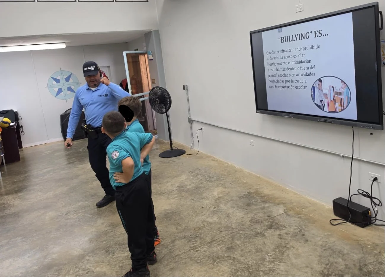 Policía orienta a estudiantes de Utuado sobre la prevención del acoso escolar y el ciberacoso