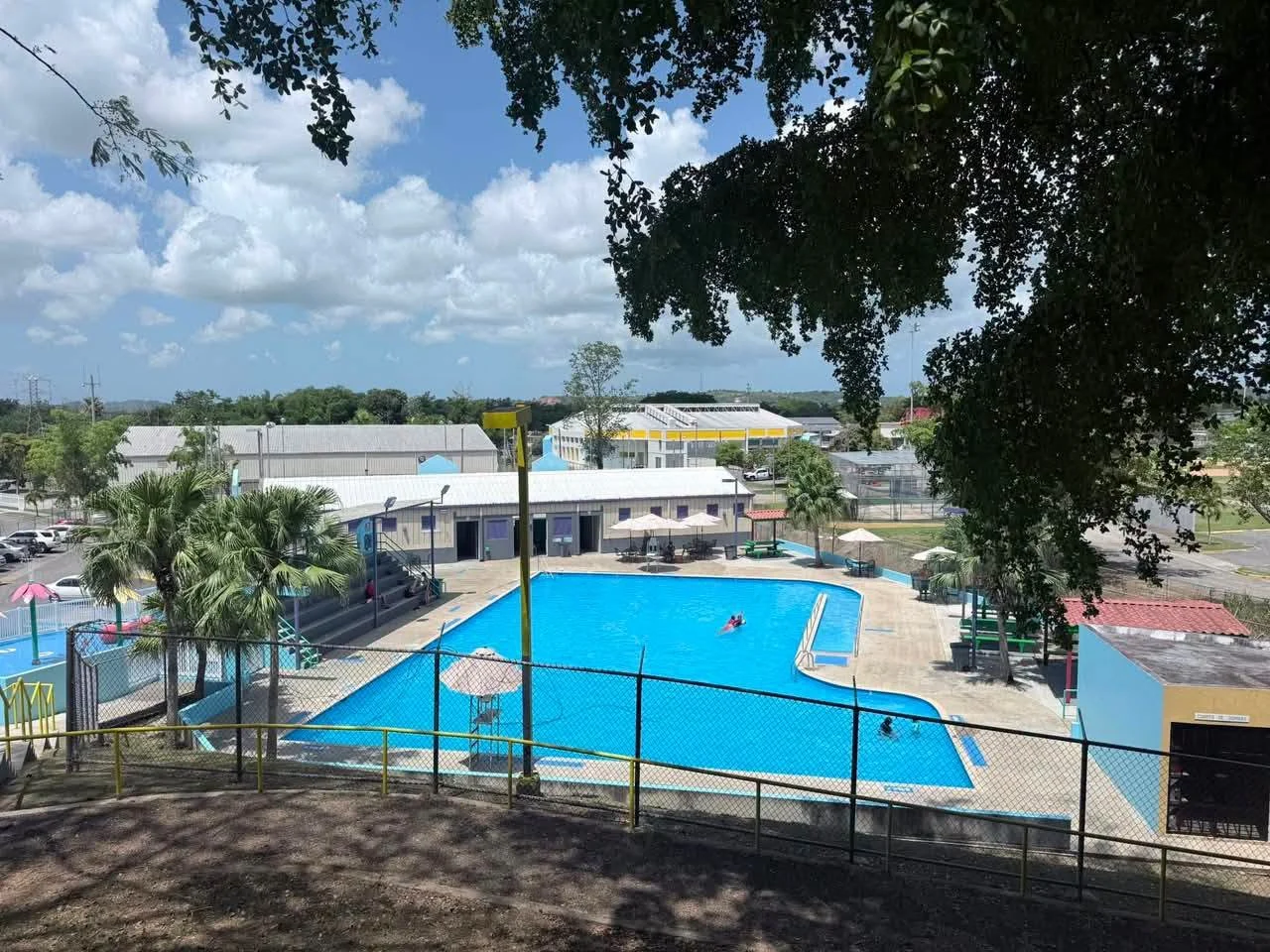 Encuentran cuerpo de un hombre en el fondo de una piscina municipal en Hormigueros
