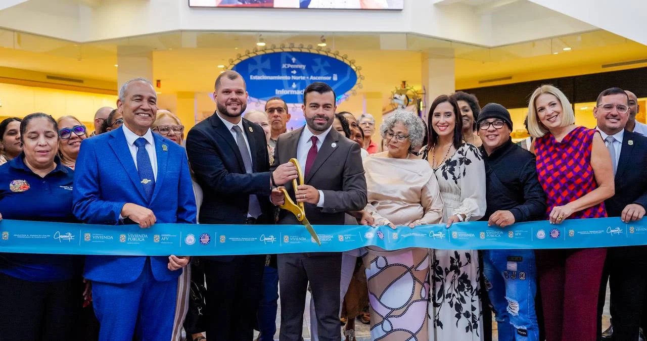 Vivienda acerca sus programas y servicios a las familias durante semana de orientación en Plaza Las Américas