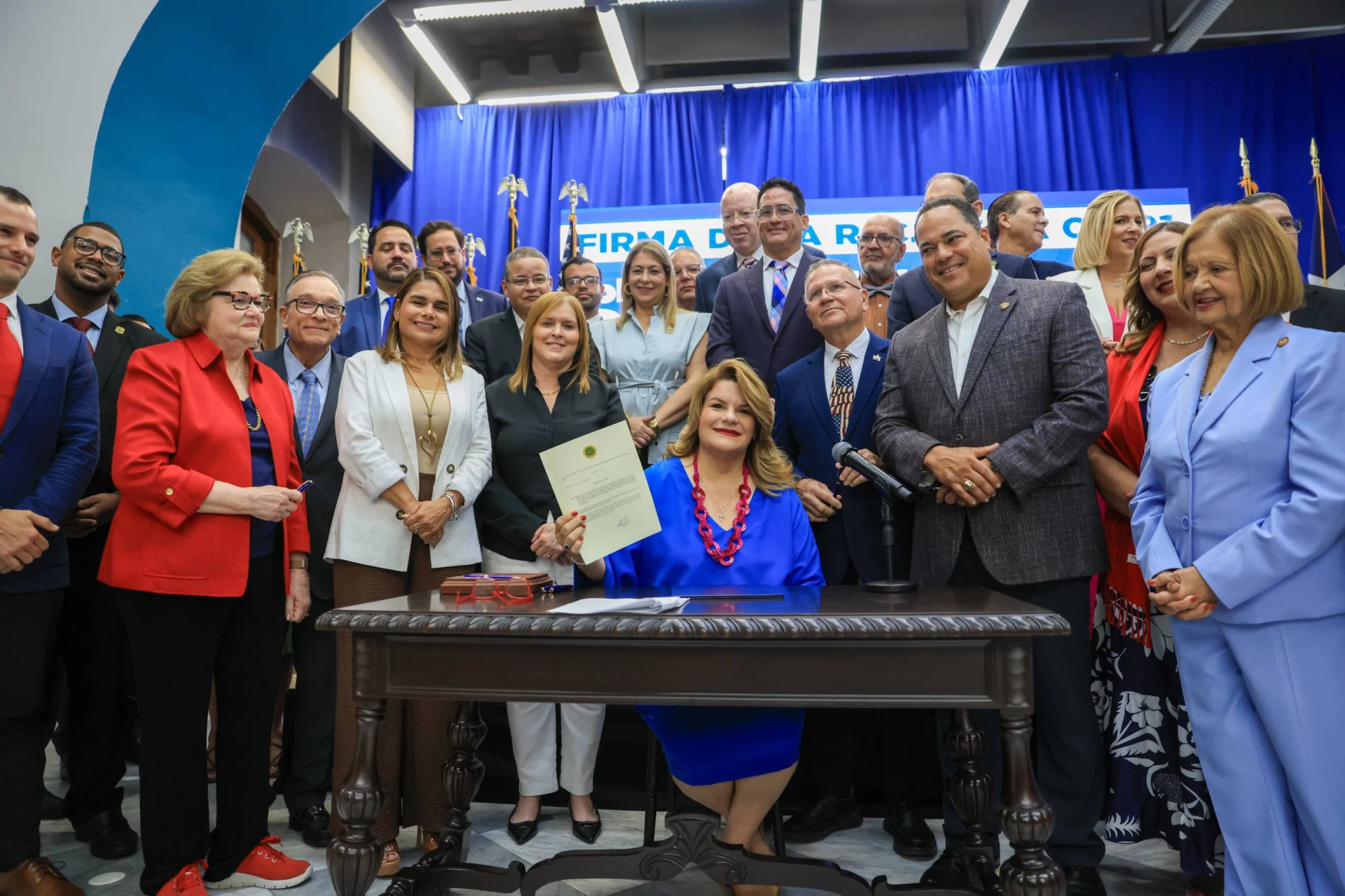 Gobernadora firma junto a legisladores resolución que reafirma la petición de estadidad para Puerto Rico