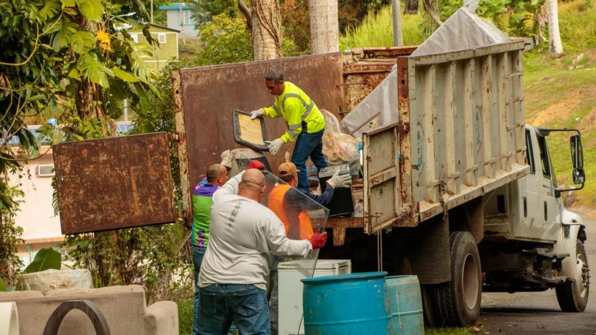 Cidra recoge seis camiones de basura y escombros en operativo de limpieza en varias comunidades